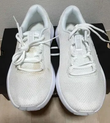 (미사용 새상품 얼룩 있음) 언더아머 와이드 러닝화 25.5cm