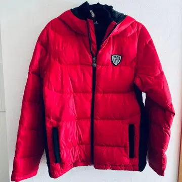 엠포리오 아르마니 EA7 후드 부착 레드 다운 자켓.