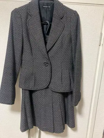 BRIGITTE 스커트 수트 블랙과 화이트 트위드