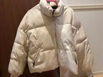 크림색 숏 기장 다운 자켓