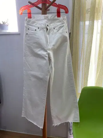 언그리드 화이트 와이드 레그 데님 컷팅