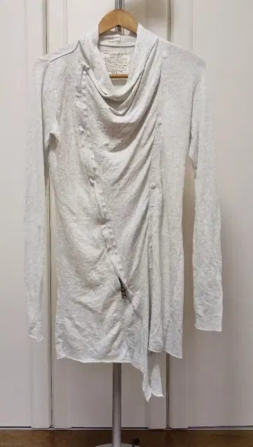 화이트 드레이프 디자인 가디건