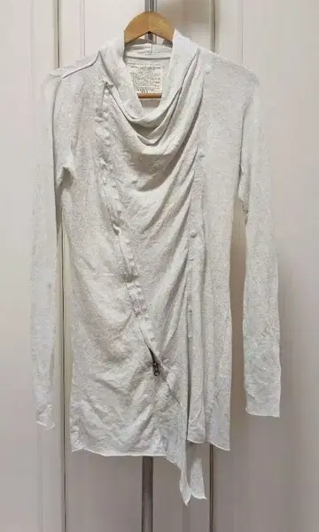 화이트 드레이프 디자인 가디건