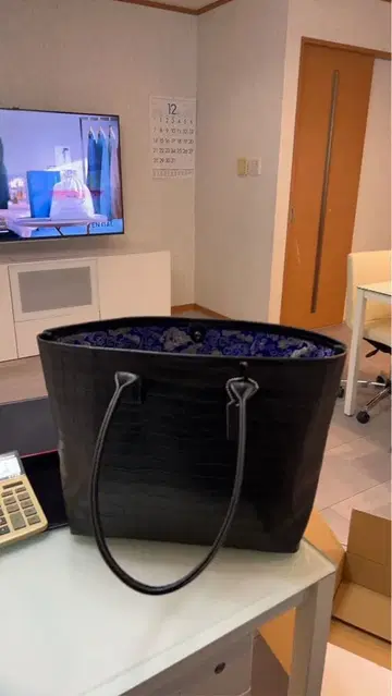 엠보 크로코 매트 블랙 토트백