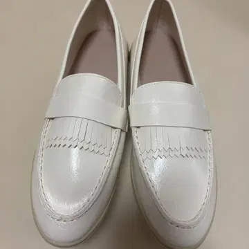 화이트 프린지 부착 로퍼