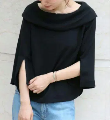 NOBLE TA 이중직 슬릿 소매 블라우스 블랙 오프 터틀넥 블랙