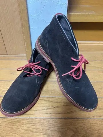 블랙 스웨이드 처카 부츠 빨간색 신발끈