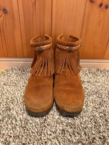 프린지 달린 브라운 웨스턴 부츠