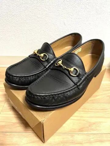 REGAL 블랙 가죽 비드 로퍼 골드 금장 장식 포함