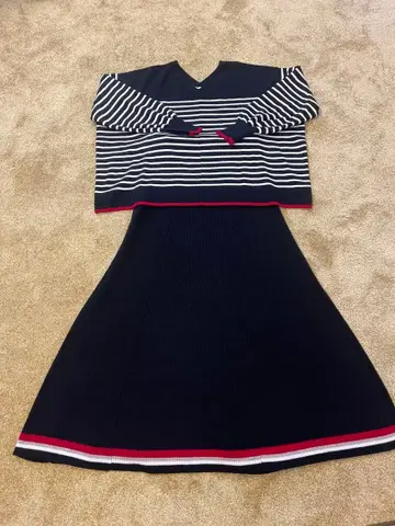 쓰리 도츠 울 아웃핏 플레어 스커트