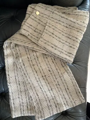 스트라이프 디자인의 자켓과 팬츠 세트