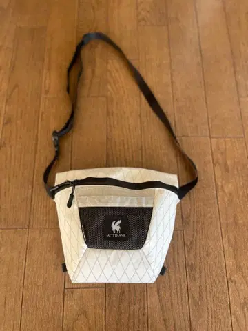 ACTIBASE 숄더백 화이트/블랙