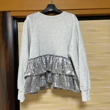 B&Y 맨투맨 x 벨로아 페플럼 티어드 풀오버 실버