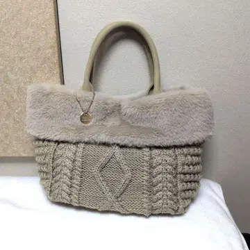 미사용 새상품!! 퍼 달린 베이지 핸드백