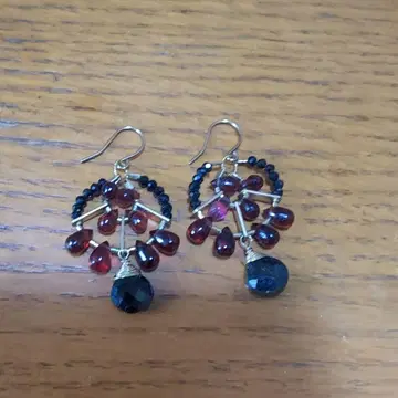 agete 아가트 빨간색과 블랙 비즈의 트리형 귀걸이