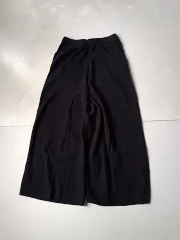 아두이트리스테스 콩제페이에 코튼 니트 큐롯 팬츠 블랙