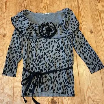 TO BE CHIC 레오파드 무늬 프릴 넥 스웨터 그레이 계열 새상품 M