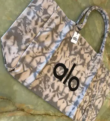 [ 새상품 미사용 ] ALO Yoga 핑크 그레이 타이 패턴 토트백