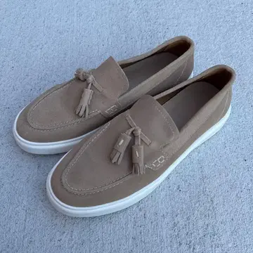 베이지 스웨이드 태슬 슬립온