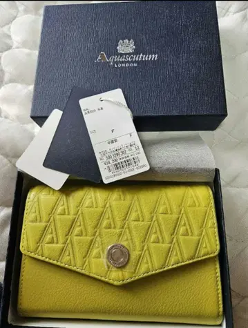 아쿠아 스큐텀 엠보싱 지갑