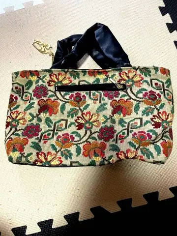 레트로 꽃무늬 자수 디자인 핸드백