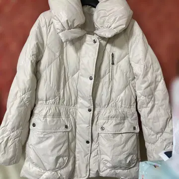 화이트 퀼팅 다운 자켓