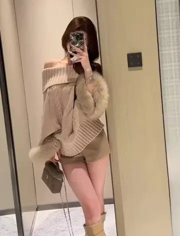 아리에크 오프숄더 니트 퍼 포함 베이지