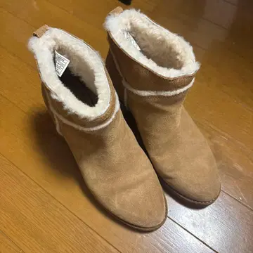 베이지 스웨이드 어그 부츠 중간 힐