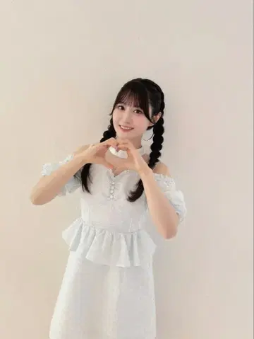 코구라 유이 착용 스카이블루 오프숄더 미니 원피스