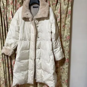 화이트 롱 다운 자켓