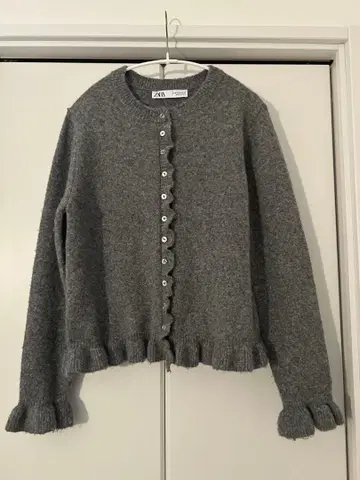ZARA 그레이 프릴 니트 가디건