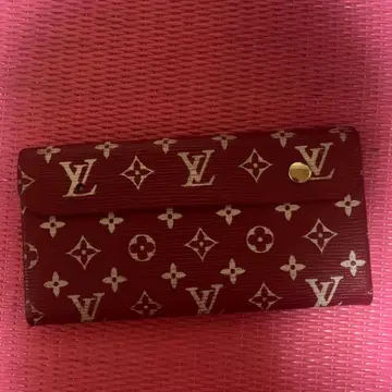 VUITTON 지갑