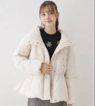 쿠튀르 브로치 애정 다운 36 S 아이보리 페플럼 다운 코트