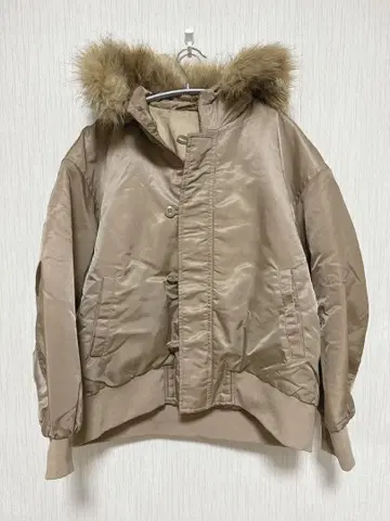 베이지 퍼(fur) 부착 다운 자켓