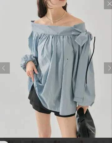 오프숄더 라이트 블루 셔츠