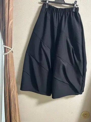 새상품 이번 시즌 크레센트 팬츠 블랙