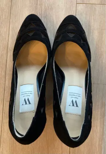 블랙 스웨이드 펌프스 중간 힐