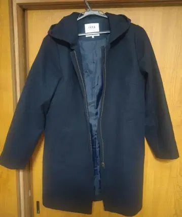 후드 부착 네이비 롱 코트