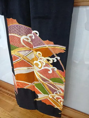 고급스러운 골드 컬러 실을 사용한 전통 예복 기모노