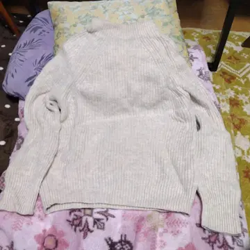 베이지 모크넥 니트 긴팔