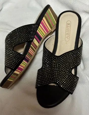 ABISTE 비쥬 장식 블랙 샌들