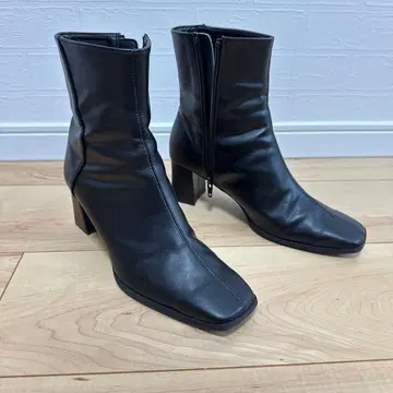 UNITED TOKYO 블랙 가죽 지퍼 부츠