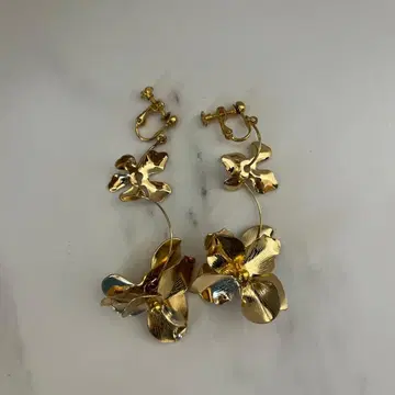 골드 꽃 모티브 귀걸이