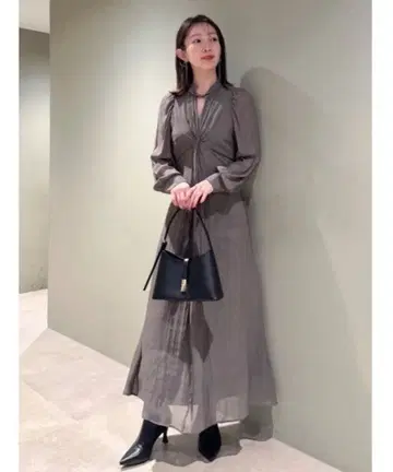 SNIDEL 프론트 트위스트 원피스