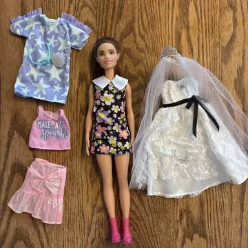 바비 인형과 의상 세트