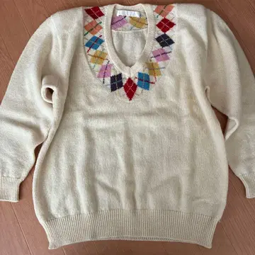 잉게보그 INGEBORG 아가일 무늬 V넥 스웨터