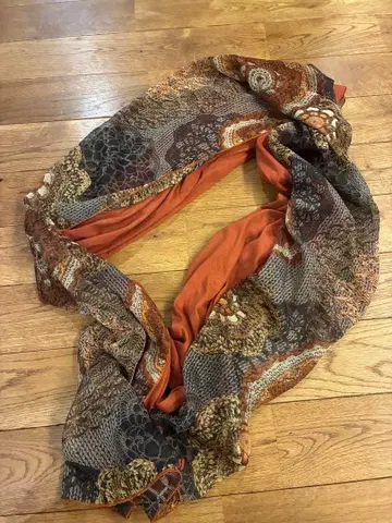 오렌지와 브라운 계열 패턴 스톨, 개성 있는 패턴이 멋스러워요