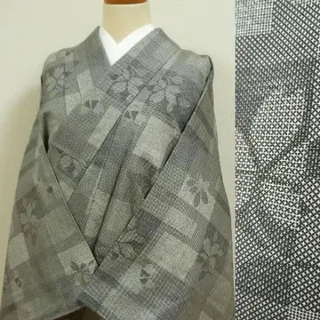 화이트 베이스에 그레이 격자 무늬, 벚꽃 같은 꽃 무늬  느낌