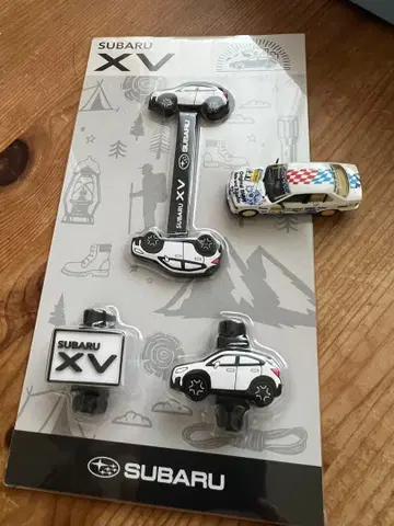 BMW 레이싱 미니카와 스바루 자동차 내부 잡화