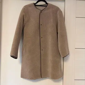 베이지 보아 코트 버튼 포함